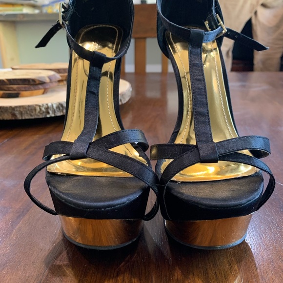 Gold and black stilettos, worn a few times. Great condition. 5 1/2 inch heel - Picture 3 of 4